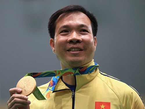 Hoàng Xuân Vinh với tấm HCV lịch sử ở Olympic 2016.