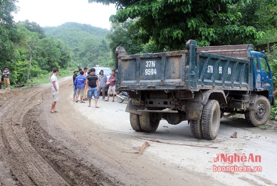 Hiện trường vụ tai nạn giữa chiếc xe tải và xe con tại bản Tam Bông, xã Tam Quang, huyện Tương Dương.