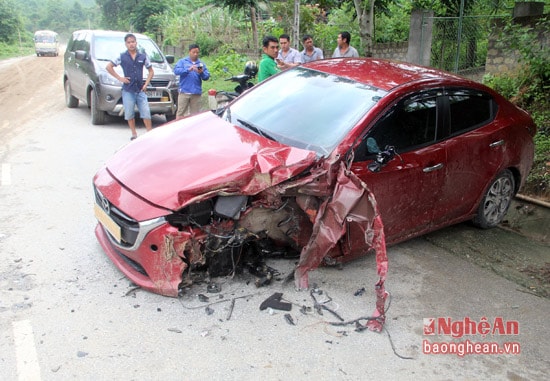 Phần đầu của chiếc xe con bị hư hỏng nặng sau khi va chạm.
