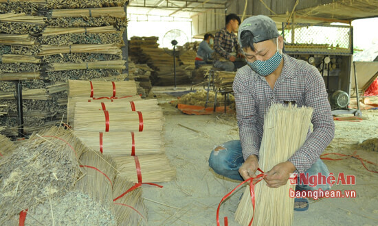 Sản xuất tăm tre ở HTX Quế Sơn, xã Quế Sơn, Quế Phong.