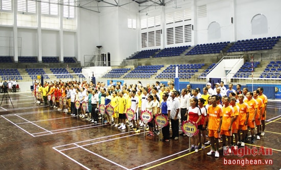 130 VĐV người cao tuổi của 14 đoàn động viên thực hiện nghi lễ chào cờ.