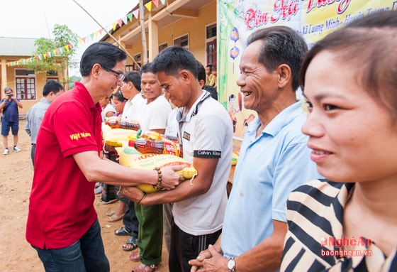 Trước chương trình “Đêm hội trung thu” đoàn thiện nguyện đã tặng 152 suất quà, mỗi suất gồm: 10kg gạo, 1kg muối, dầu ăn, nước mắm cho 152 hộ gia đình trong bản Cà Moong.