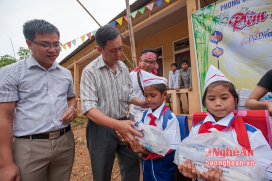 100 suất quà gồm: sách giáo khoa, đồ dùng học tập, cặp sách, đồng phục học sinh, khăn, mũ … được trao tận tay cho các em học sinh nhân dịp trung thu này.