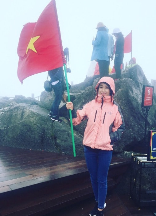 Hoa hậu Mỹ Linh cắm cờ Tổ quốc trên đỉnh Fansipan