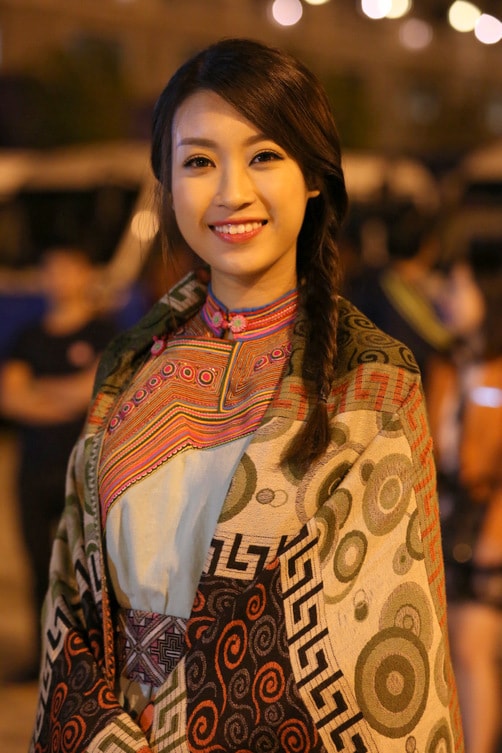 Hoa hậu Mỹ Linh cắm cờ Tổ quốc trên đỉnh Fansipan