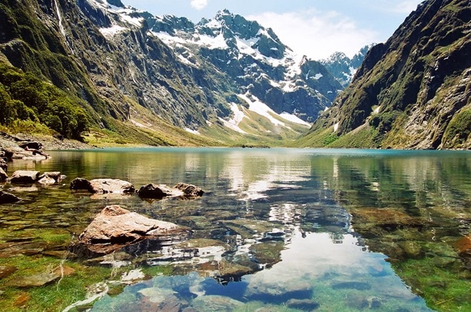 New Zealand: Mùa thu, cây cối chuyển màu vàng rực, soi bóng bên dòng sông, nổi bật trên những dãy núi tuyết hùng vị tạo nên bức trnh thiên nhiên đầy màu sắc. Ảnh:Iexplore.