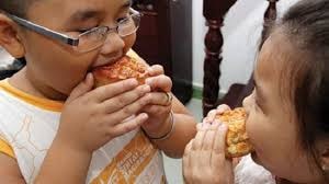 Lượng bột đường có trong một chiếc bánh dẻo hay nướng bằng lượng có trong 2-3 chén cơm