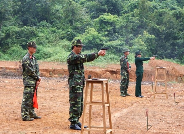 Các sĩ quan thuộc Bộ tư lệnh Bảo vệ Lăng chủ tịch Hồ Chí Minh kiểm tra bắn súng ngắn K59 