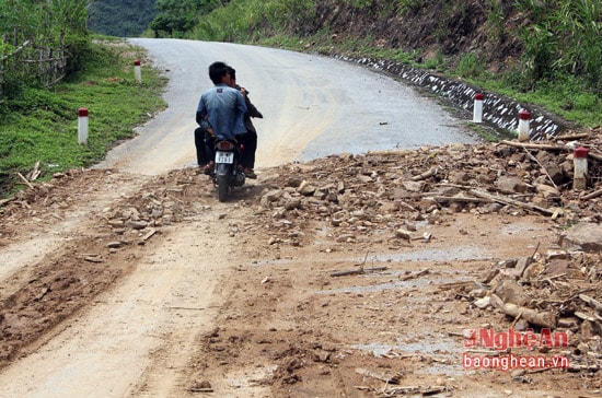 Từ đầu mùa mưa đến nay, nhiều tuyến đường trên địa bàn huyện miền núi Tương Dương bị sạt lở nghiêm trọng do mưa lũ, đất đá từ trên các triền núi đổ xuống đường làm cho nhiều đoạn bị ách tắc.