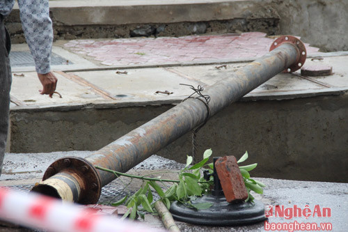 Đơn vị thi công cố định các đường ống ngầm chống đứt gãy.