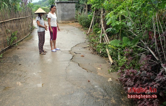 Những con đường dân sinh cũng bị xuống cấp, hư hỏng do mưa lũ từ đầu mùa đến nay.