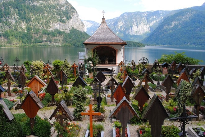 Ngôi nhà xương sọ nằm trong lòng thị trấn Hallstatt xinh đẹp. 