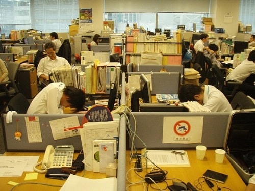 Sự thay đổi đột ngột môi trường làm việc và áp lực khiến nhiều người trở thành hikikomori. Ảnh: Rocketnews. 