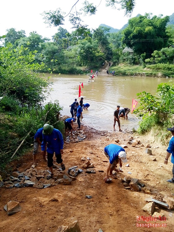 ĐVTN xã Cắm Muộn lắp ghép đá làm đường qua sông.