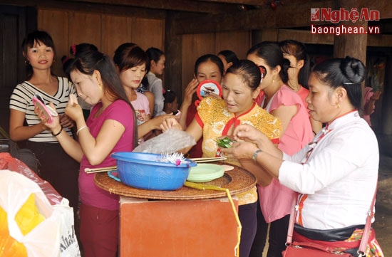 Hội diễn Văn nghệ các làng văn hóa huyện Qùy Châu được chia thành 5 cụm xã theo vị trí địa lý. Cụm các xã vùng trong được tổ chức tại xã Châu Hoàn với sự tham gia của các đội văn nghệ của 25 bản thuộc các xã Châu Hoàn, Châu Phong và Diên Lãm. 