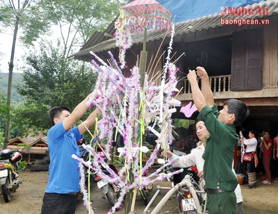 Bản Nật Trên (Châu Hoàn) tranh thủ trang trí cây nêu chuẩn bị biểu diễn tiết Mục 