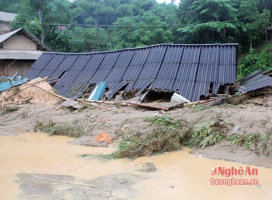 Ngôi nhà bị sập ở bản Cặp Chạng