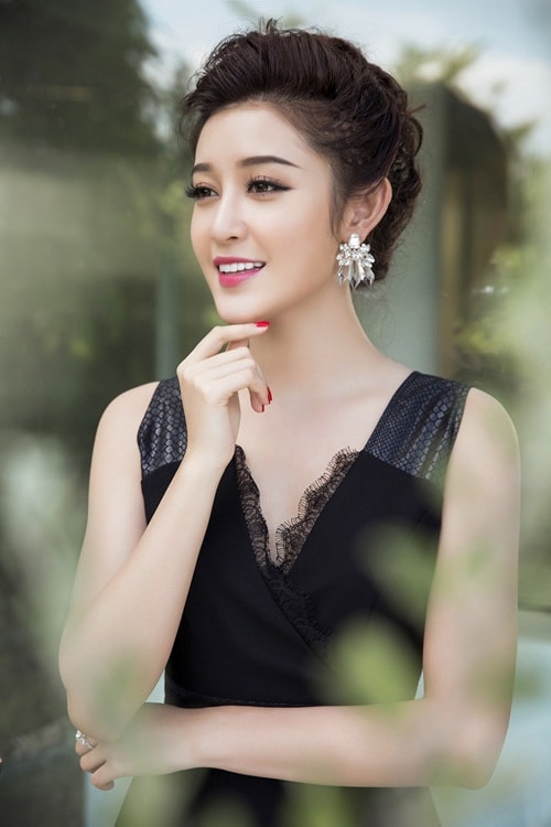 Để tăng phần gợi cảm mà vẫn kín đáo, trang phục được đắp thêm ren ở ngực.