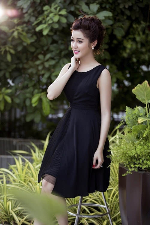 Váy sát nách chít eo, xòe dưới là một trong những mẫu váy kinh điển được Huyền My yêu thích.