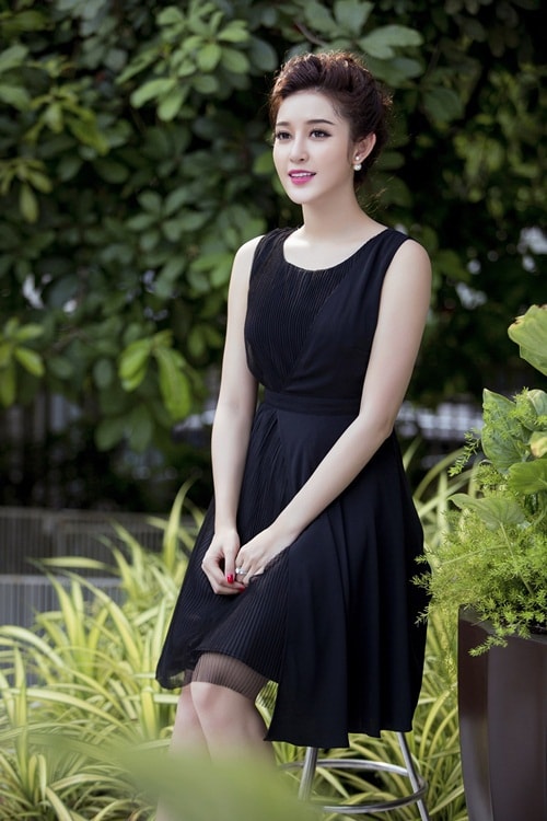 Stylist: Hồng Ngọc, trang phục: Pivoine, trang điểm: Hiwon.