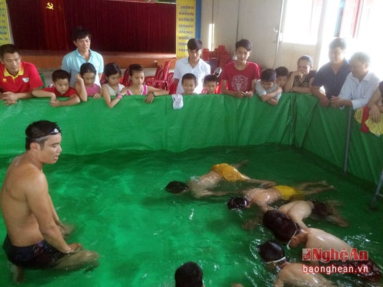 Những học sinh đầu tiên của lớp học bơi