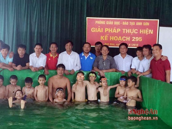 Thầy giáo Ngô Minh Thanh (ở giữa, áo màu ghi) với bể bơi tự sáng chế