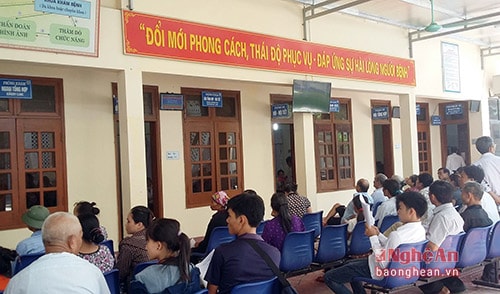 Bệnh nhân chờ khám bệnh tại bệnh viện Đa khoa huyện Tân Kỳ,ảnh minh họa, Minh Quân