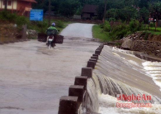  Nước suối về khiến việc lưu thông trên nhiều cầu tràn gặp khó khăn