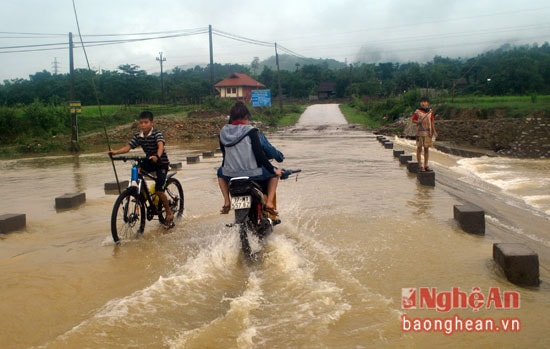 Nhiều học sinh được nghỉ học nhưng vẫn ra chơi bên khe suối khi nước lũ đang về.