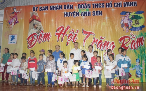  Lãnh đạo huyện Anh Sơn tặng quà cho các em có hoàn cảnh khó khăn của 3 xã Tam Sơn, Thành Sơn, Đỉnh Sơn và Cẩm Sơn.