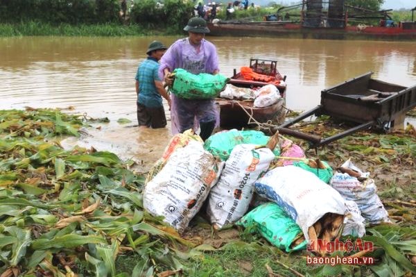 Có những đoạn người dân phải dùng thuyền để vận chuyển ngô 