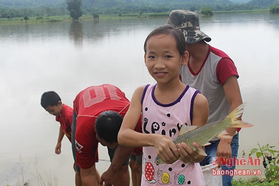 Niềm vui sướng khi bắt được một chú cá to