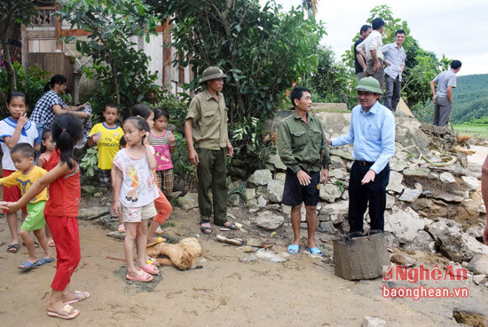 Đoàn thăm hỏi, động viên gia đình ông Lữ Văn Bình bị nước cuốn trôi nhà.