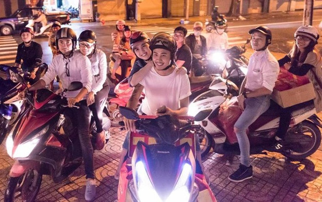Tối 13/9, Ngọc Trinh, Trà Ngọc Hằng và nhóm bạn thân có chuyến đi trao quà Trung thu khắp đường phố Sài Gòn. Họ tìm đến những người vô gia cư để tặng bánh.