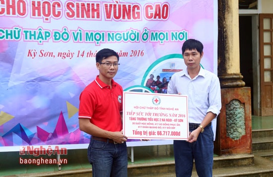 Hội đã trao tặng hơn 500 phần quà với trị giá 151 triệu đồng cho học sinh các trường Tiểu học Na Ngoi 2, Mầm non Na Ngoi 2.