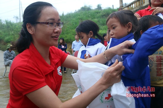 Mặc áo ấm cho học sinh nghèo vùng biên.