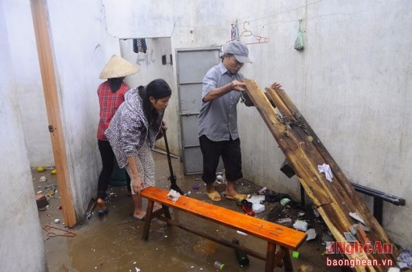 Người dân huyện Thanh Chương khắc phục hậu quả lốc xoáy.