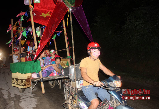 Người dân xóm Khe Bôi, làng Khe Bố, xã Tam Quang, Tương Dương (Nghệ An) đã dùng chiếc xe kéo để đưa các em nhỏ trong xóm đi rước đèn ông sao.