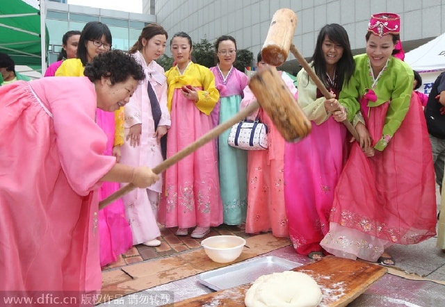 Tết Trung thu ở Hàn Quốc còn có tên là Chuseok. Đây là ngày lễ lớn và được người dân nghỉ 3 ngày. Đối với người Hàn Quốc, Trung thu là ngày kỷ niệm những vụ mùa bội thu. Vào ngày này, người dân về quê thưởng thức bữa ăn truyền thống với những món như bánh Songpyeon, rượu gạo; cùng nhảy múa và ngắm trăng. Trong ảnh: Phụ nữ mặc trang phục truyền thống làm bánh Songpyeon - còn được gọi là bánh trung thu Hàn Quốc.