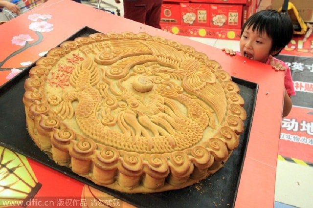 Trung thu là một trong những dịp lễ quan trọng nhất ở Trung Quốc. Đây là ngày mà người nông dân ăn mừng việc thu hoạch vụ hè. Theo truyền thống, vào ngày 15/8 âm lịch, những thành viên trong gia đình và bạn bè sẽ sum họp để thưởng trăng, thưởng thức bưởi, bánh trung thu. Từng địa phương còn có các hoạt động văn hóa như thả đèn trời, giải câu đố trong đèn lồng, uống rượu hay ngắm thủy triều ở những vùng ven biển.