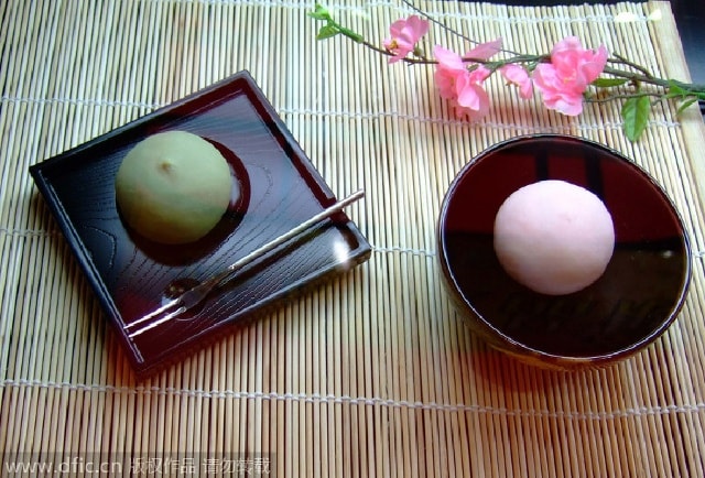 Nhật Bản còn gọi Tết trung thu là Tsukimi hoặc Otsukimi (trong tiếng Nhật nghĩa là ngắm trăng). Không giống như các nước khác thường ăn bánh trung thu, Nhật Bản lại ăn bánh bao gạo (Tsukimi Dango) trong dịp lễ này. Bên cạnh đó là hoạt động mặc trang phục truyền thống và đến nhà thờ thắp hương.