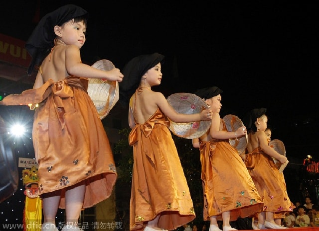 Tết Trung thu ở Việt Nam luôn được mọi trẻ em mong chờ. Đây là ngày mà trẻ em sẽ được người lớn mua cho những đồ chơi như mặt nạ, đèn ông sao, đèn lồng,… Đồng thời cũng có nhiều hoạt động ca múa nhạc, phá cỗ dành riêng cho trẻ em.
