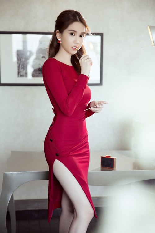 ngoc-trinh-chon-vay-ao-ton-duong-cong-sexy-5
