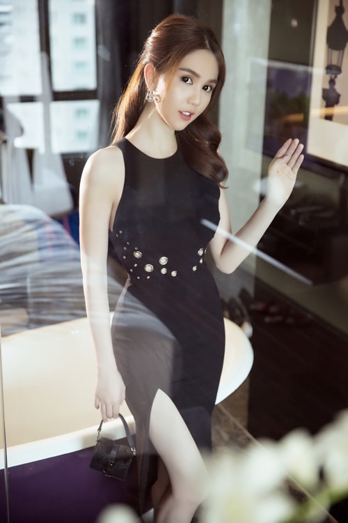 ngoc-trinh-chon-vay-ao-ton-duong-cong-sexy-2