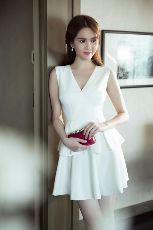 ngoc-trinh-chon-vay-ao-ton-duong-cong-sexy-8