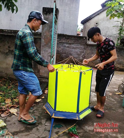 chung có 2 bộ phận chính: lồng đèn phía ngoài, đứng yên, hình lục giác và bộ phận quay tròn phía trong gồm một cái trục nhỏ xíu gắn liền với một cái lọng hay chong chóng ở phía trên. Xung quanh trục là các vòng tròn có gắn hình binh lính, voi ngưa, 12 con giáp…. phải làm đúng kỹ thuật, trục đèn mới quay. Khi ngọn đèn bấc lùng trong đèn kéo quân được thắp sáng, khí thổi làm lọng quay, kéo theo cả guồng đèn cùng quay. Ngày nay, thanh thiếu niên xóm 1 làm đèn kéo quân đơn giản hơn xưa, không phải bằng tre, giấy, đan cột khó khăn, mà làm bằng thép và nhựa, dùng mô tơ nhỏ đặt trên đỉnh đèn gắn liền với trục giữa, thay cho chóng chóng và ngọn đèn dầu. 