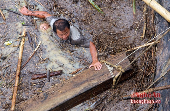 Một người đàn ông liều mình bơi xuống dòng nước sâu hàng chục mét để vớt đồ.