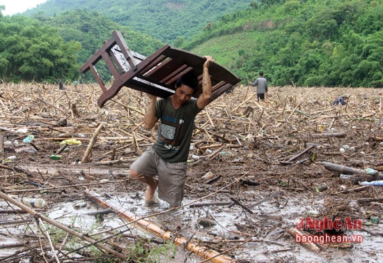 Có những đồ dùng trong gia đình bị cuốn trôi còn nguyên vẹn được một người đàn ông tìm thấy được.