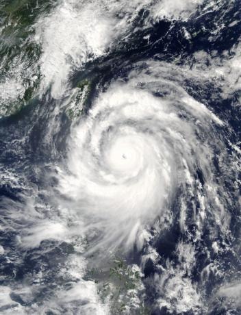 Ảnh chụp Siêu bão Meranti từ vệ tinh của NASA vào ngày 13/9 khi đổ bộ vào Đài Loan. Ảnh: NASA.