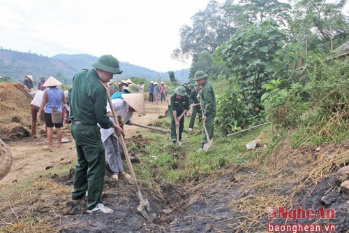 Cán bộ, chiến sỹ Ban chỉ huy Quân sự huyện Quỳ Châu cùng bà con bản Cằng làm đường giao thông nông thôn.